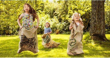 Игры для детей Бег в мешках